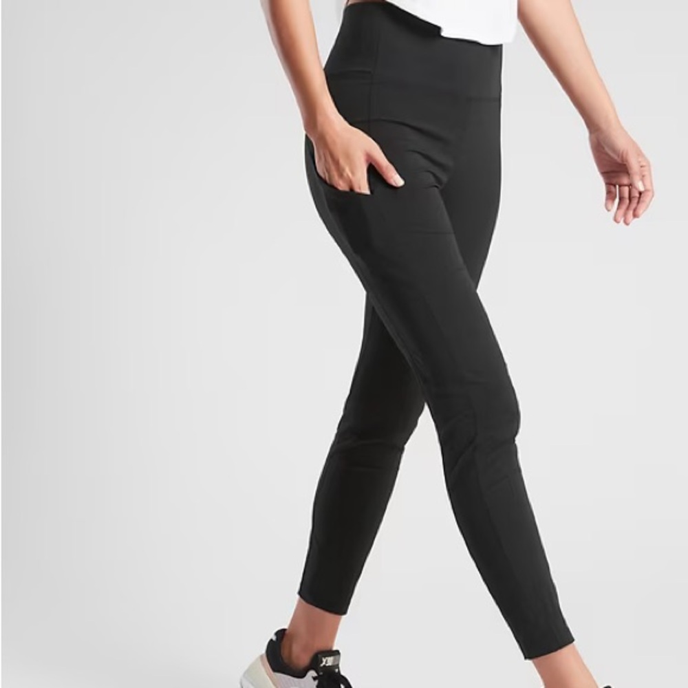 Athleta Trekkie Hybrid crop tight